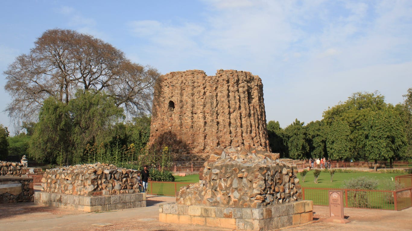 Alai Minar en el complejo del Qutub Minar