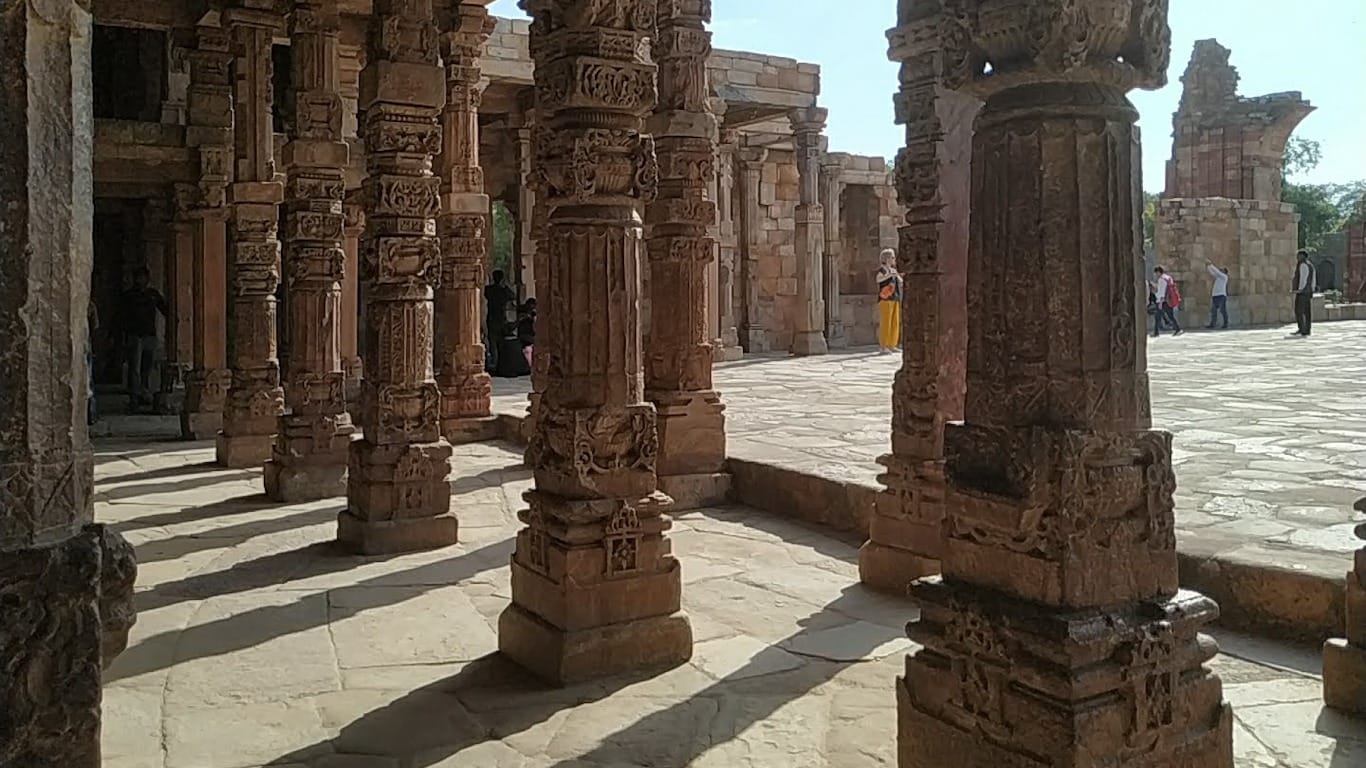 La Mezquita del Qutub Minar con sus detalles hindúes Mezquita en el complejo de Qutub Minar
