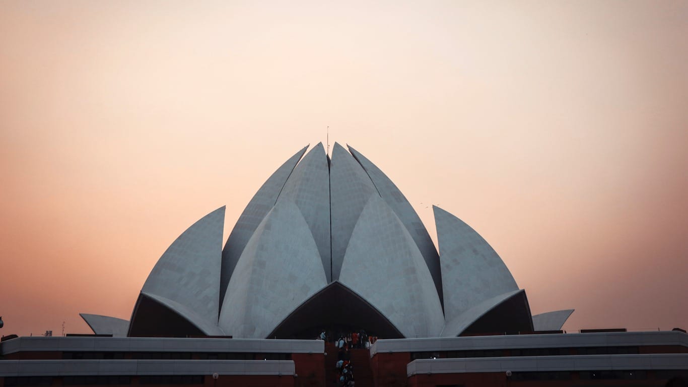 El Templo de Loto y la fe bahai Templo de Loto en Delhi durante el atardecer