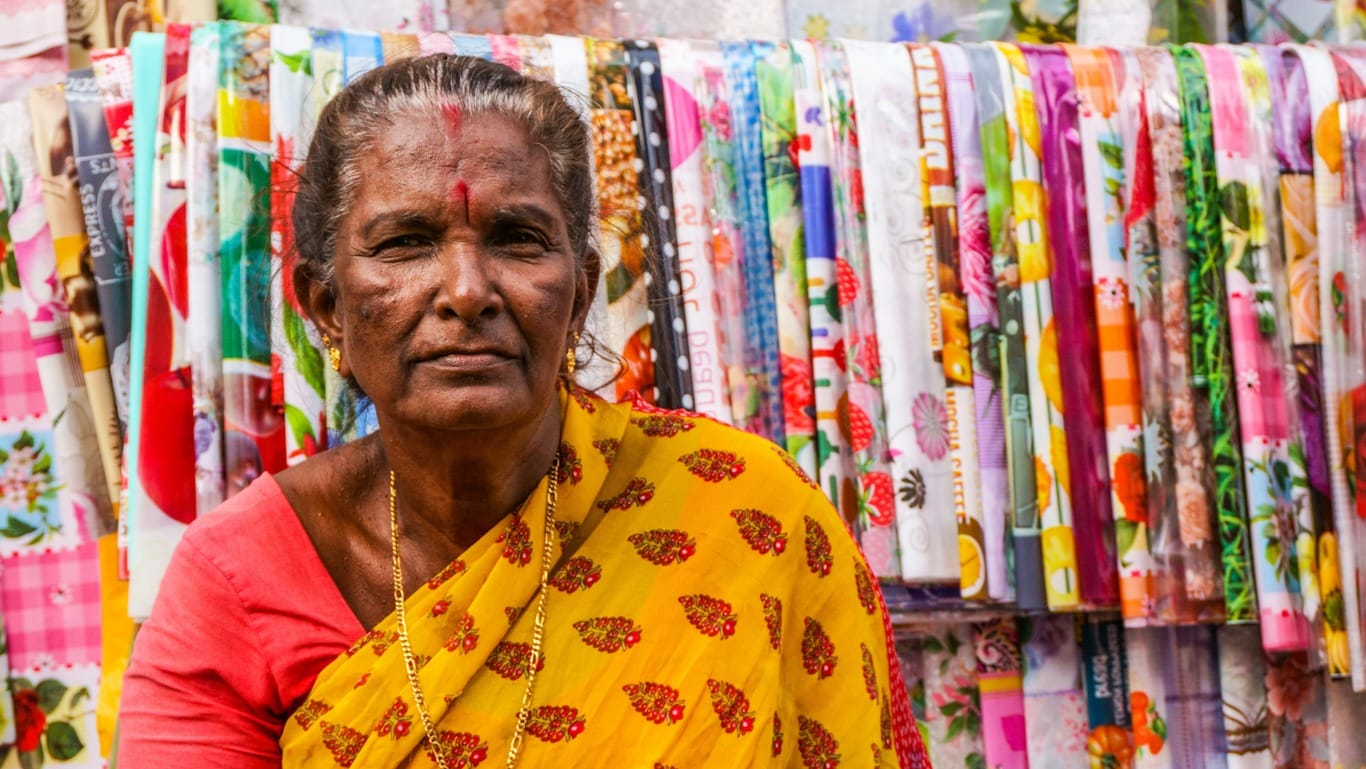Mujer de la India con bindi y sindoor rojo Mujer india con bindi y sindoor