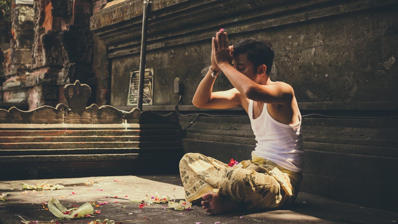 Chico rezando con las manos en posición namaste