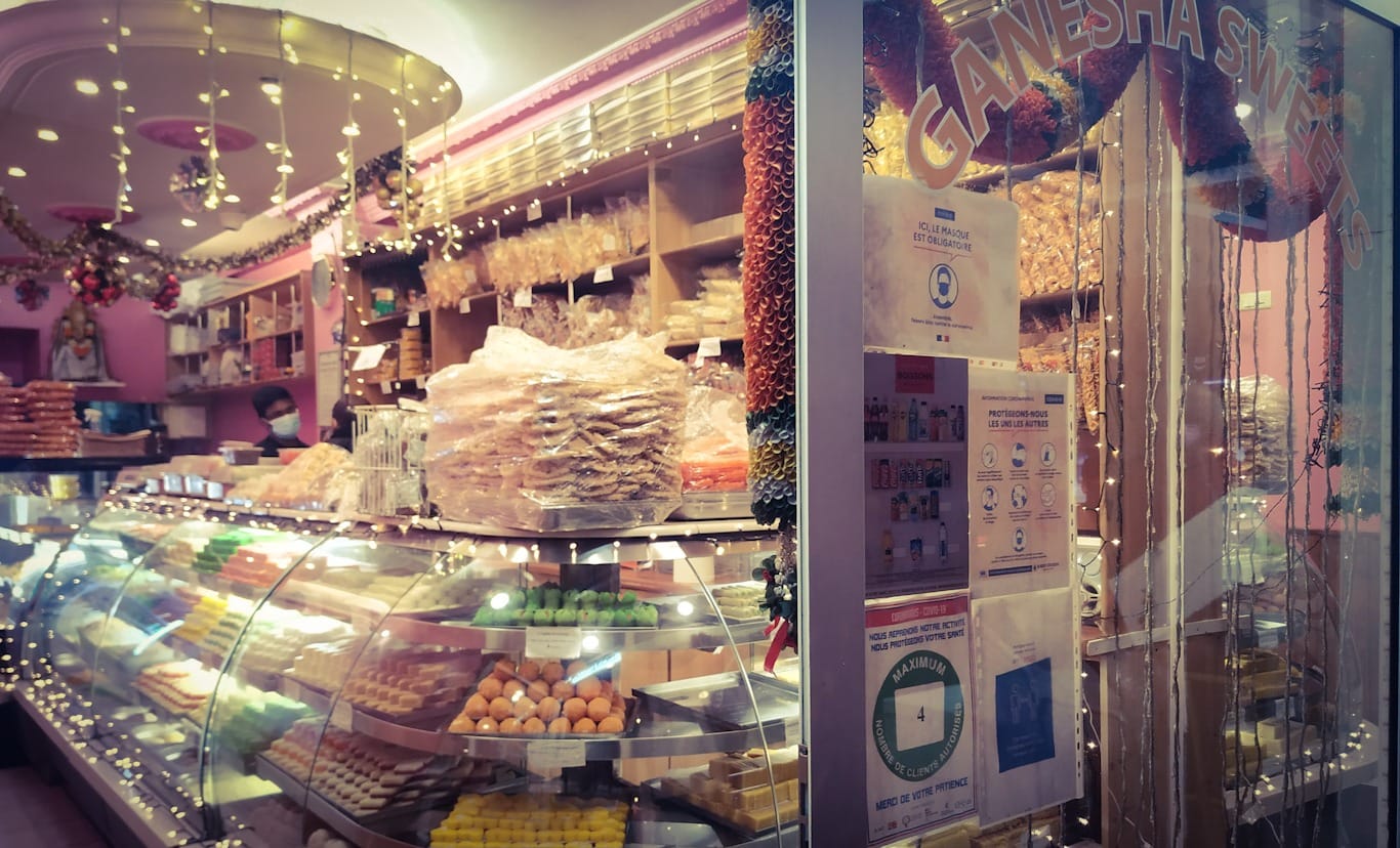 Tienda de dulces indios en Little India en París