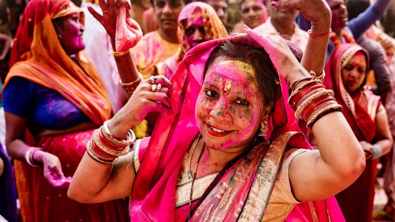 Mujer india celebrando el festival holi