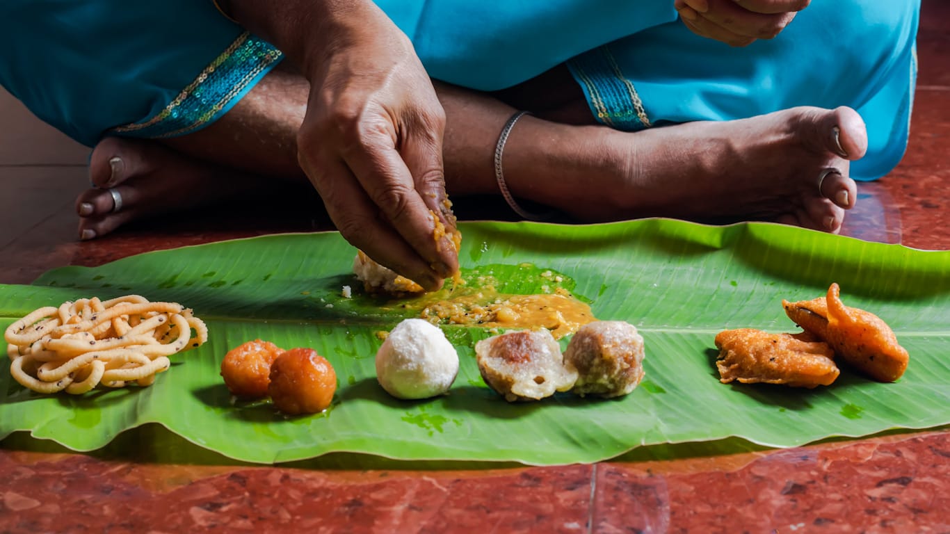 mujer del Sur de la India comiendo con las manos
