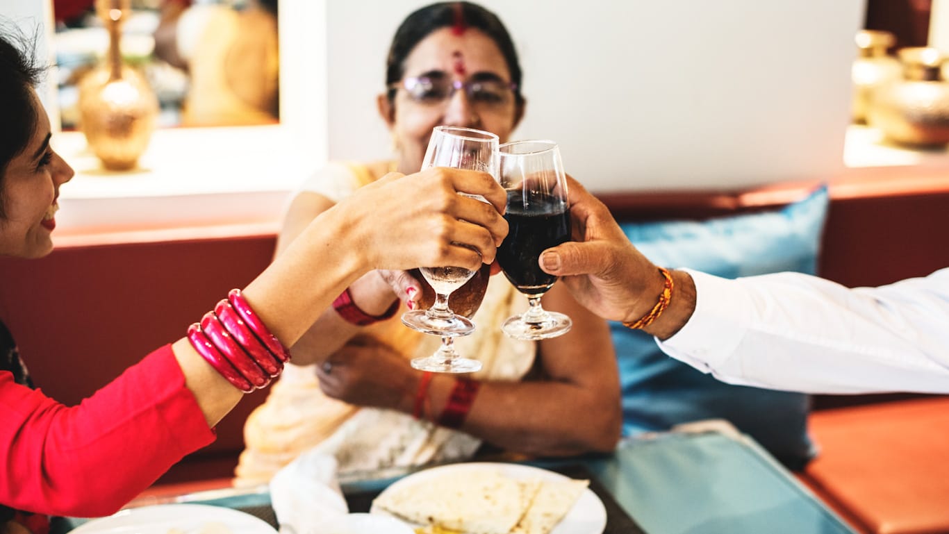 Familia de la India comiendo