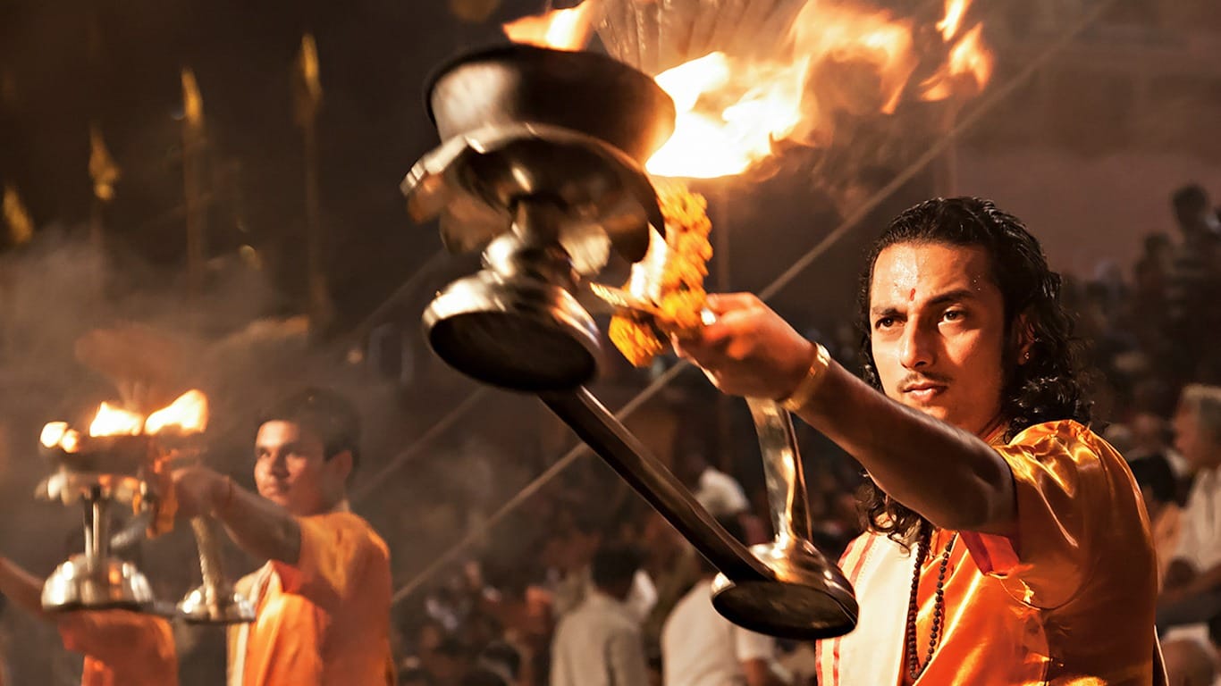 Aarti frente al río Ganges en Benarés Aarti en Benarés, la ceremonia de fuego
