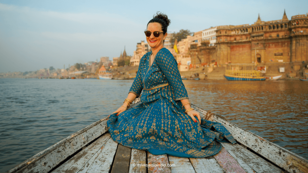 Isabel Gil disfrutando un paseo en barca en Benarés