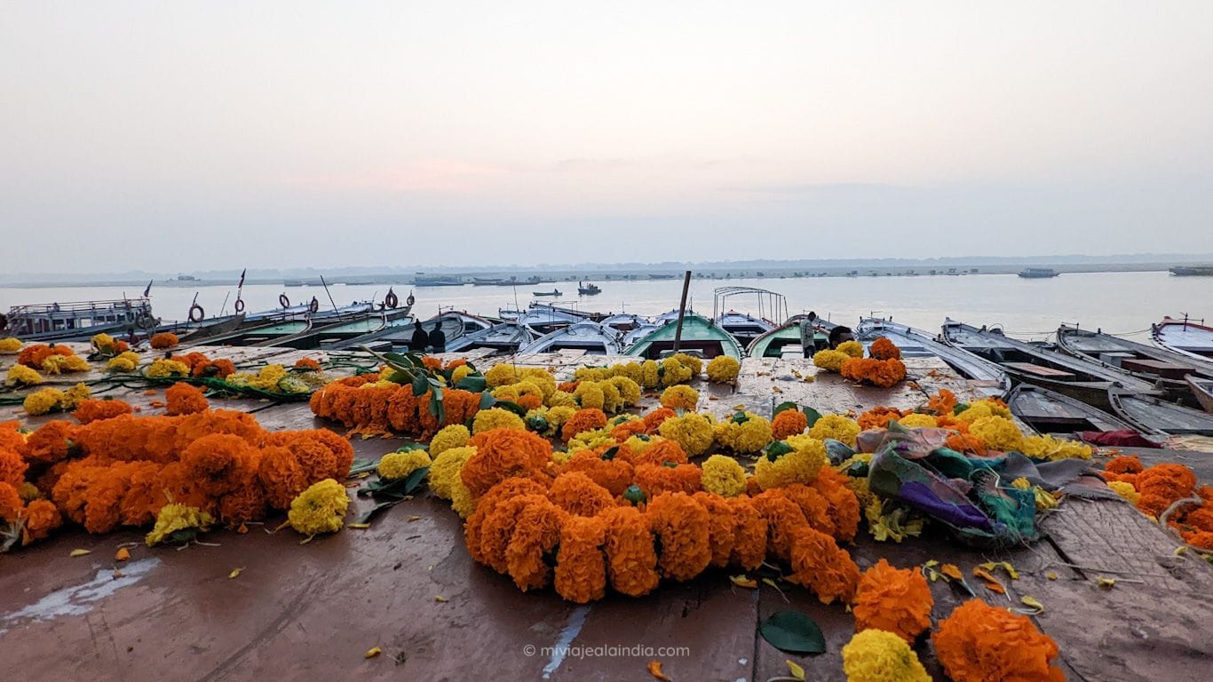 Río Ganges en Benarés Ofrenda de flores en el río Ganges