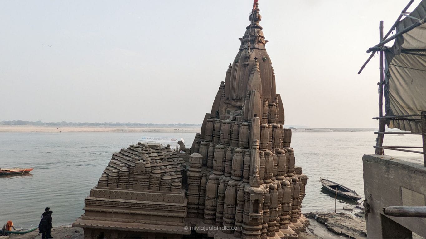 Templo de Shiva o Templo inclinado de Benarés Templo inclinado de Benarés