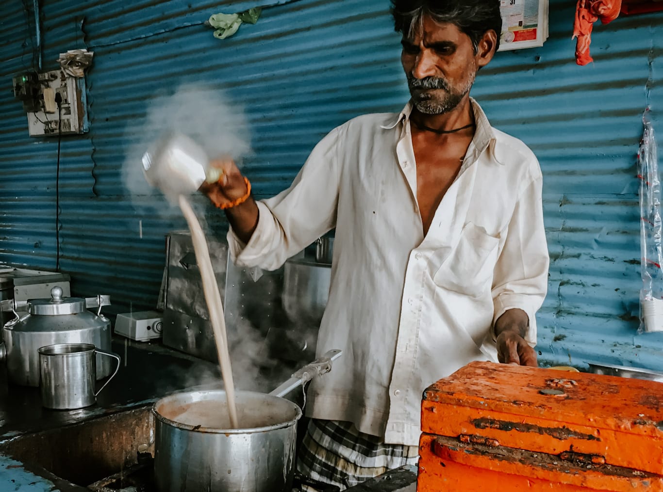 Chai wallah sirviendo masala chai en la India