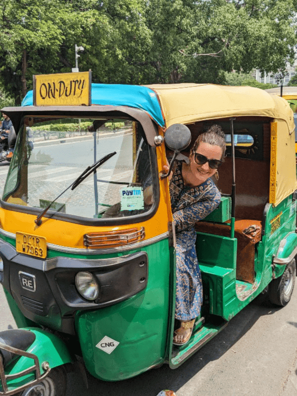 Isabel de "Mi Viaje a la India" en tuk tuk