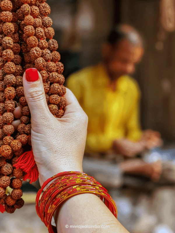 Mano "miviajealaindia" con un rosario budista