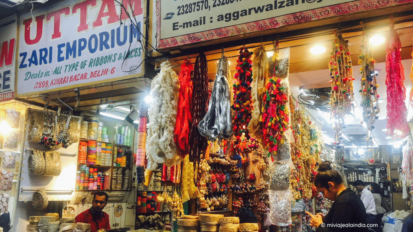 Tiendas en el Kinari bazar de la vieja Delhi