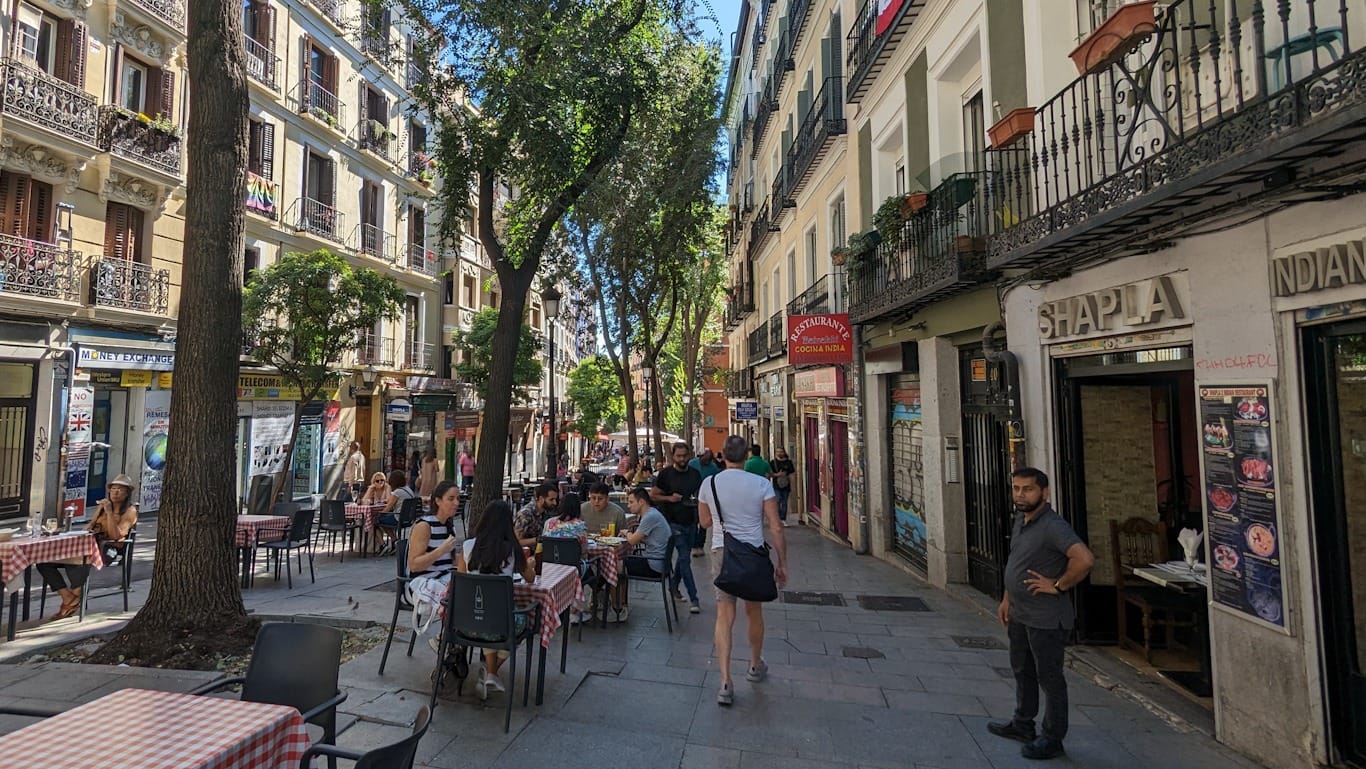 terraza de una restaurante en el barrio indio de Madrid