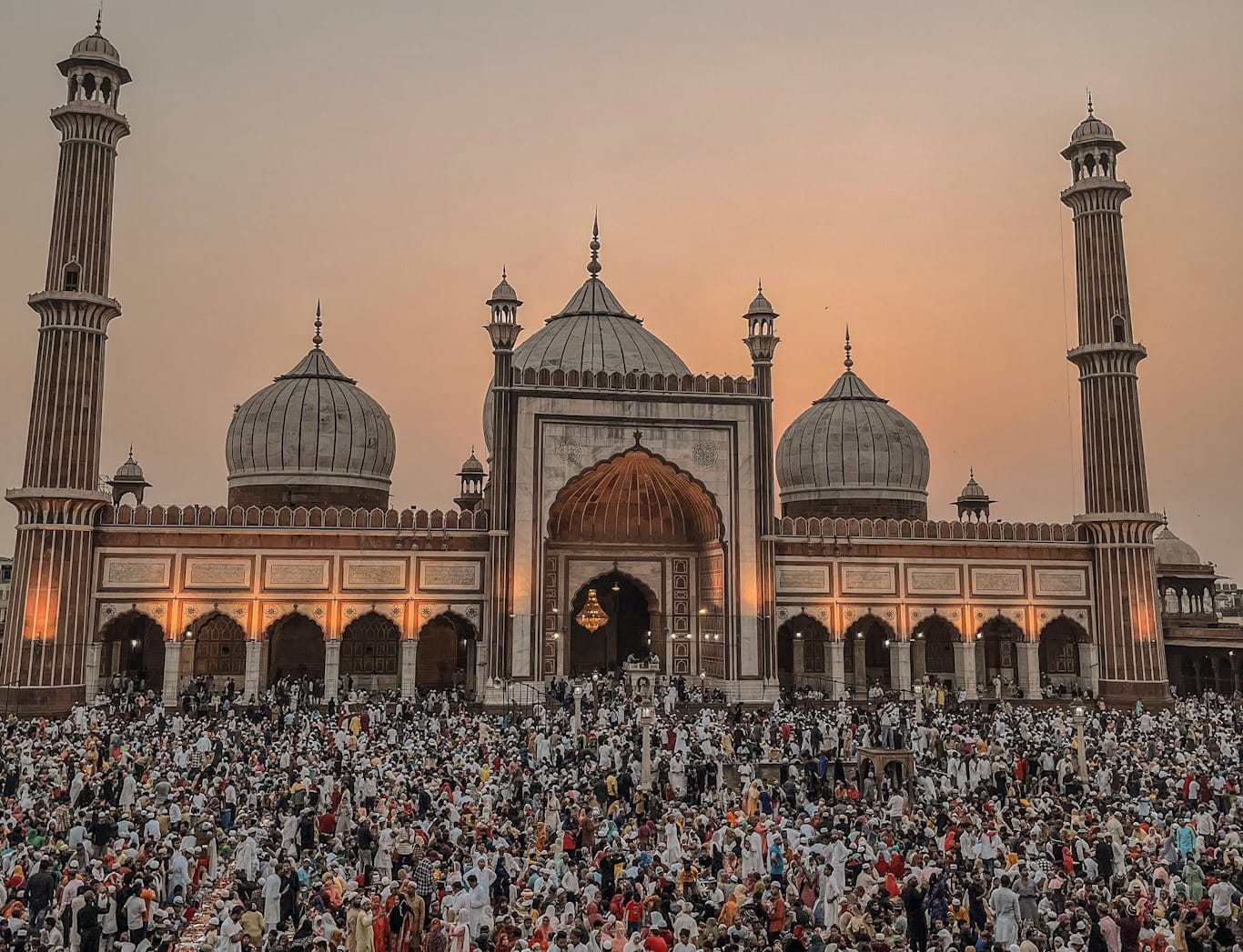 Fieles del islam rezando en un Mezquita de la India