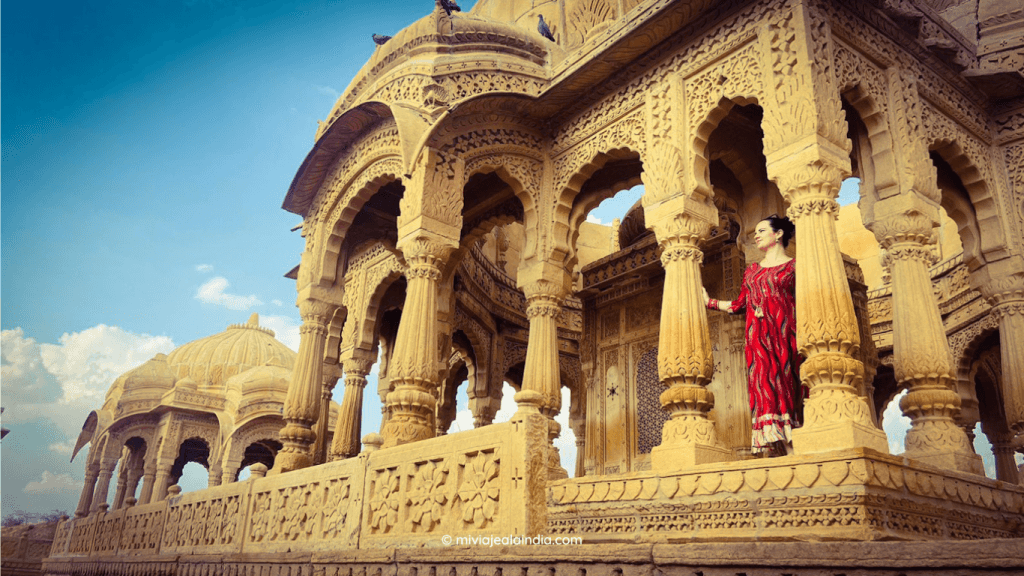 Isabel Gil en Jaisalmer, visitando Bada Bagh