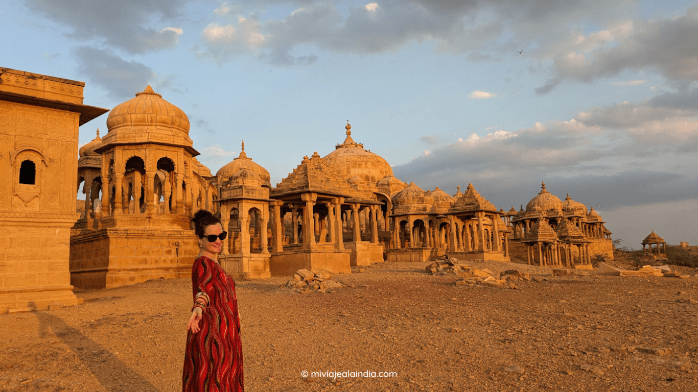 Isabel Gil explorando Bada Bagh en Jaisalmer
