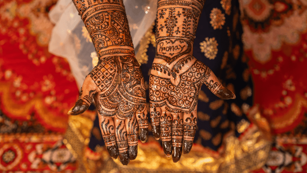 ritual del mehndi o la henna en boda india