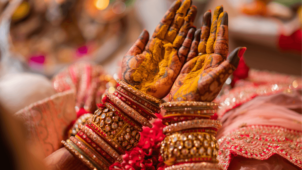 ritual de la cúrcuma en una boda hindú