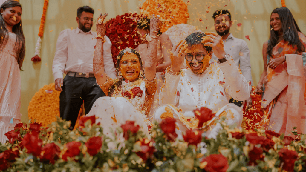 Ceremonia haldi o de la cúrcuma en una boda en la India