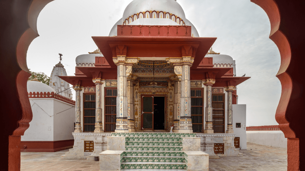 Entrada al templo Jainista Bhandasar en Bikaner