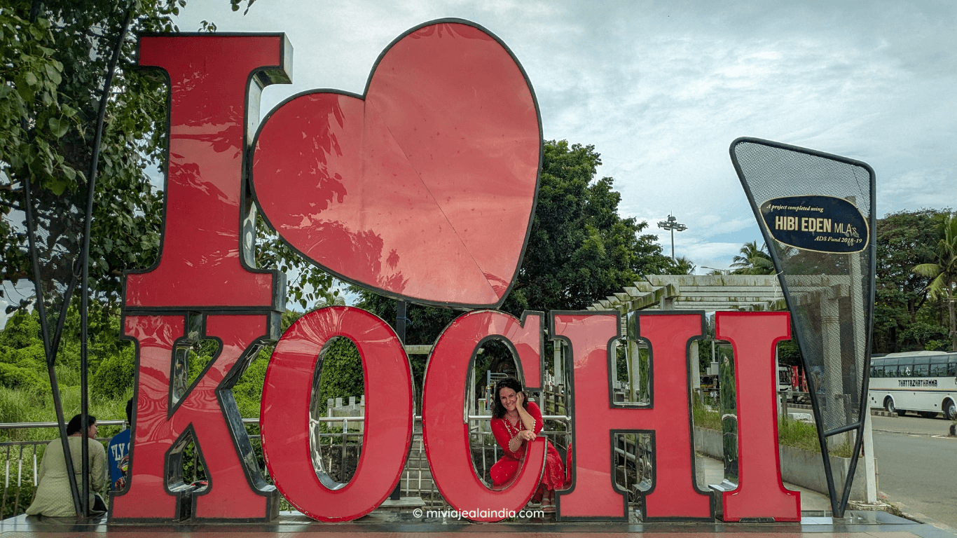 Isabel gil disfrutando de su viaje en Kochi