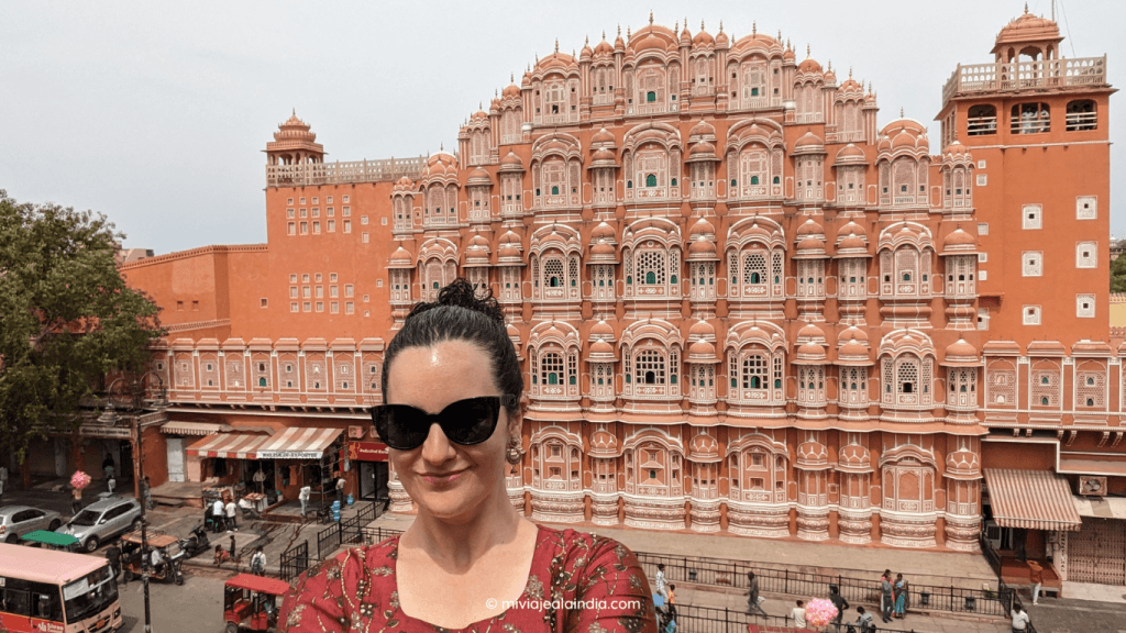 Isabel Gil disfrutando de la belleza de Hawa Mahal en India.
