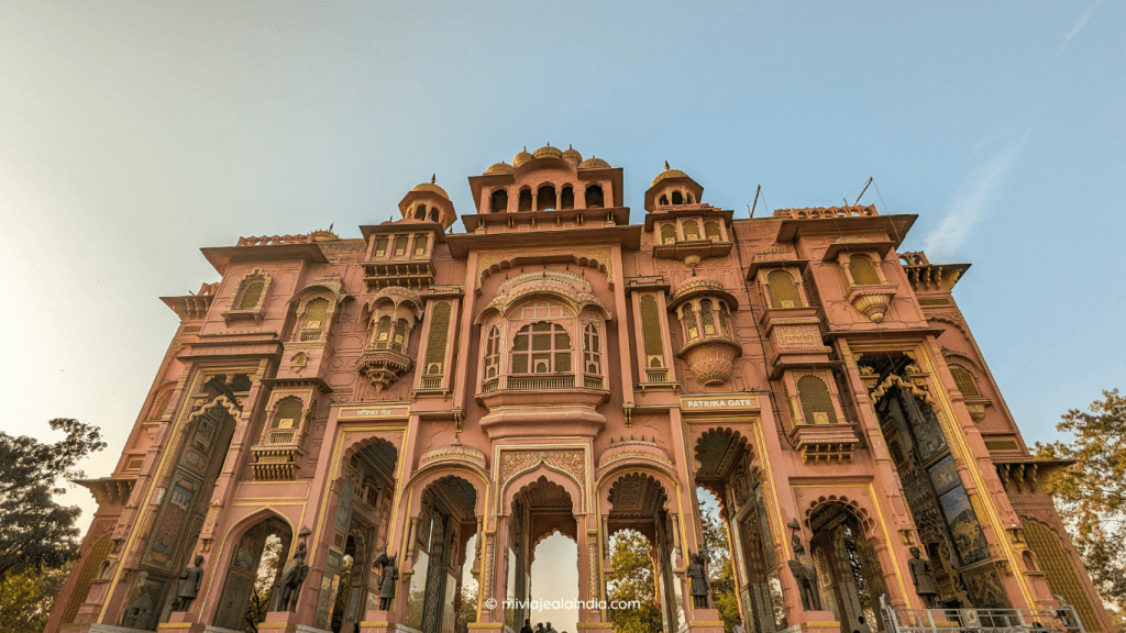 La bella Patrika Gate en Jaipur, India.