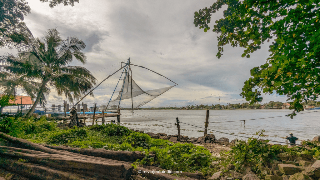Vista de las redes de pesca chinas en Kochi
